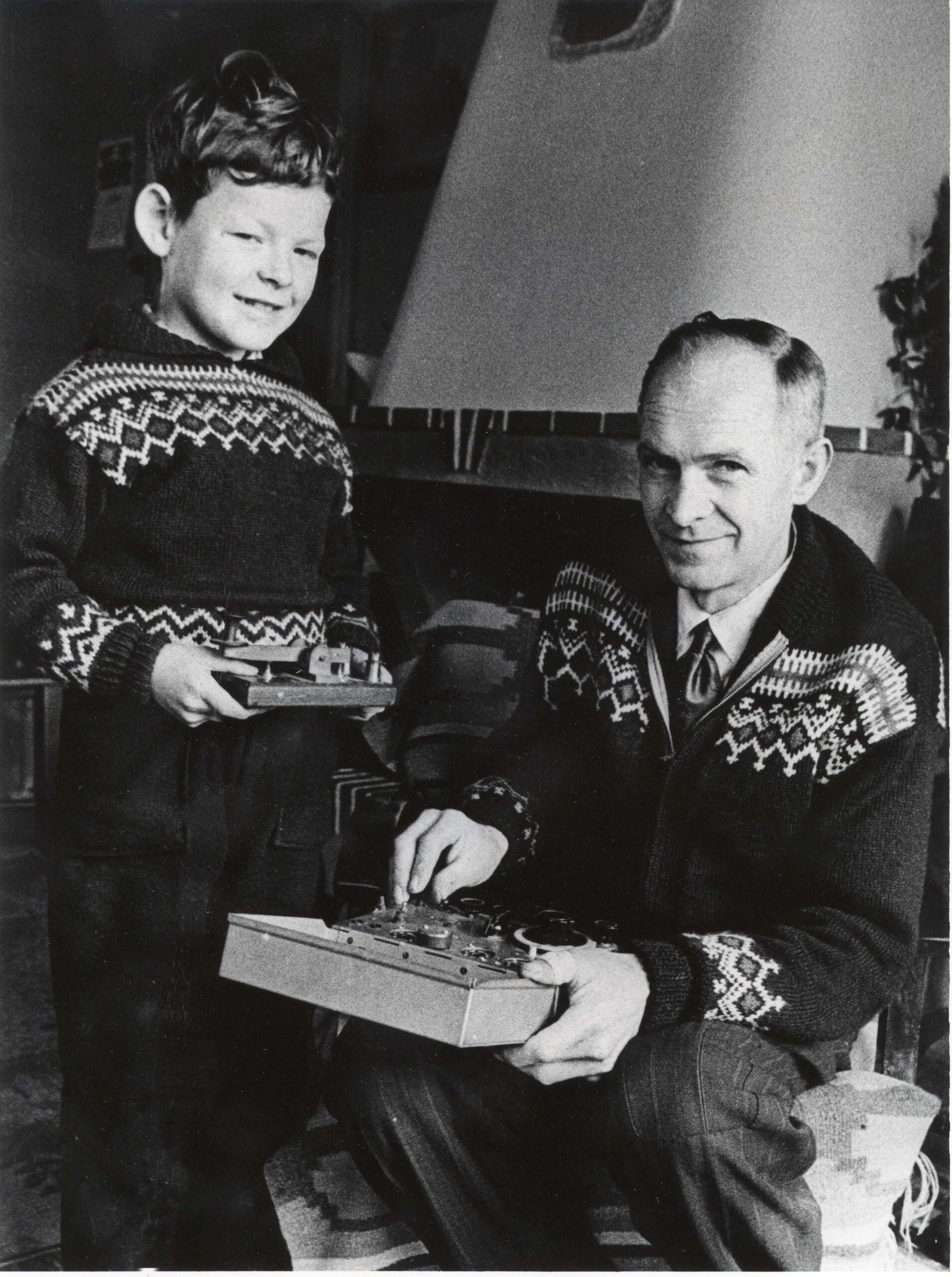 Jan J Tomstad (boy) with british agent radio transmitter Photo_Arbeiderbladet