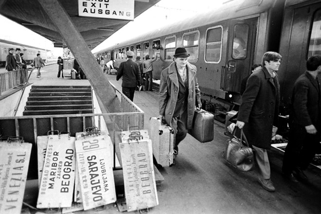 Zdomci na ljubljanski železniški postaji februarja 1974 (Foto Svetozar Busić, hrani MNZS)